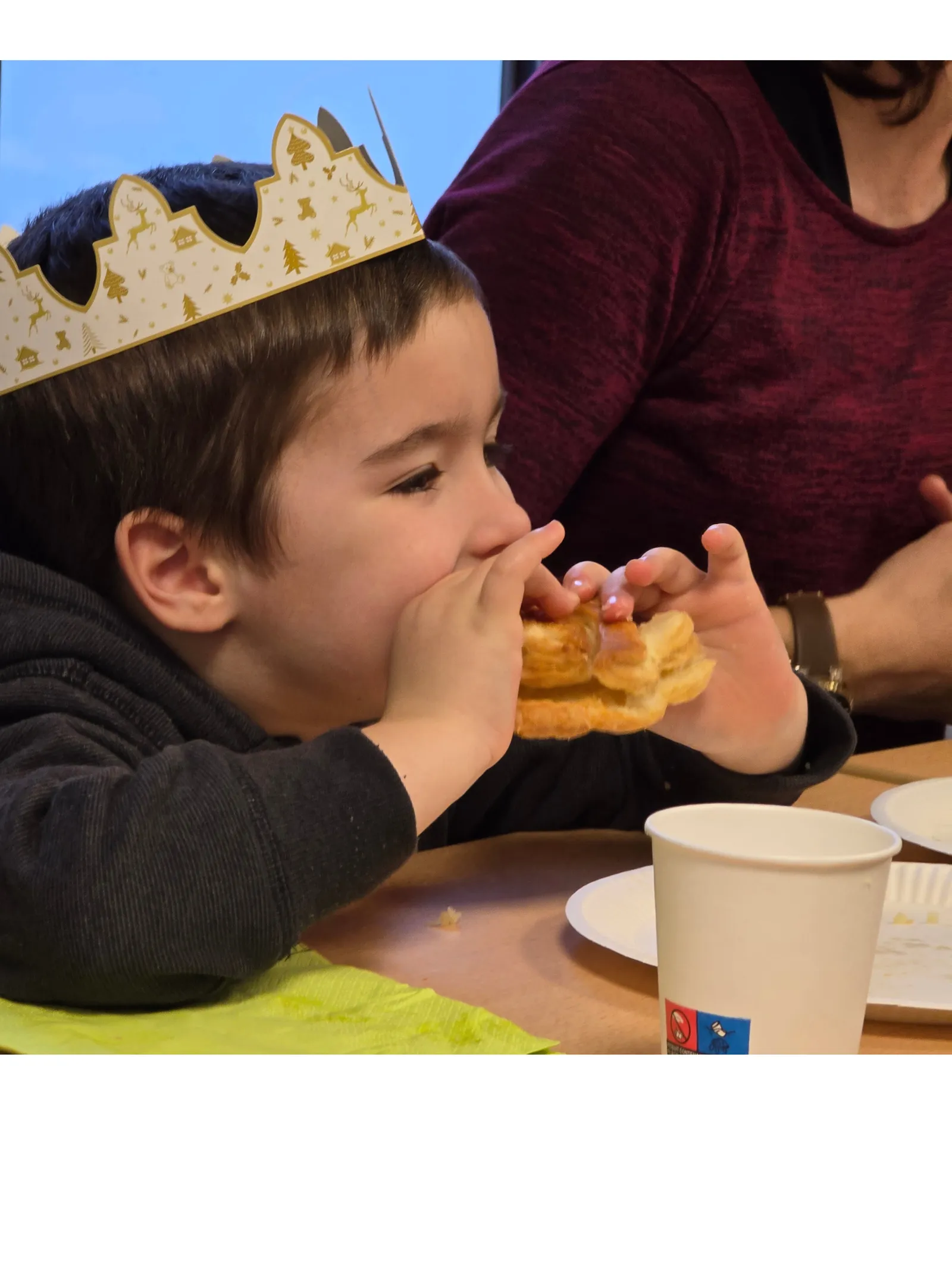 enfant mangeant une galette des rois